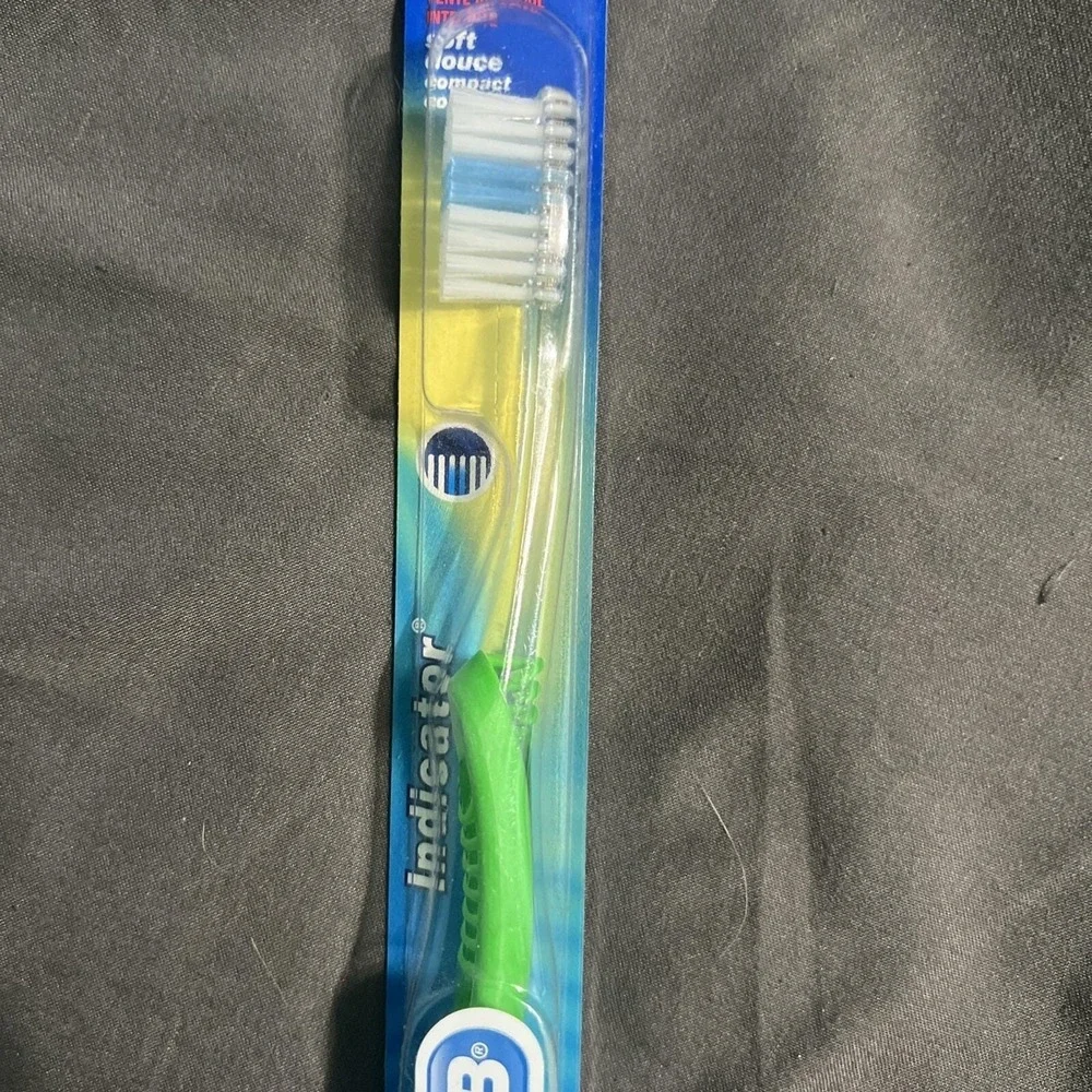 VTG Oral-B Indicator Soft Bristle Toothbrush Green& Clear 2002